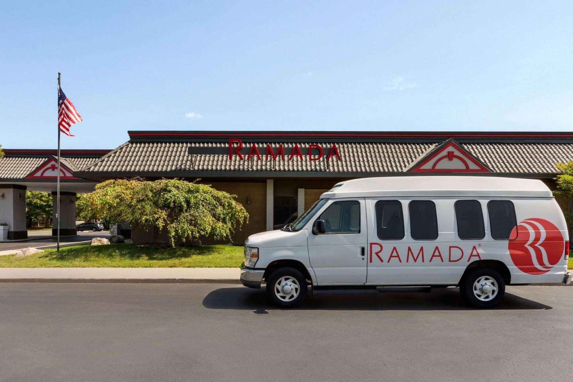 Ramada By Wyndham Alpena Hotel Exterior photo